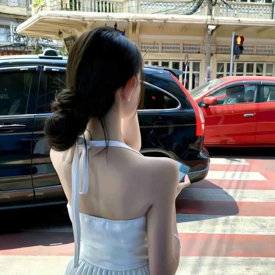 女士遛狗请牵绳